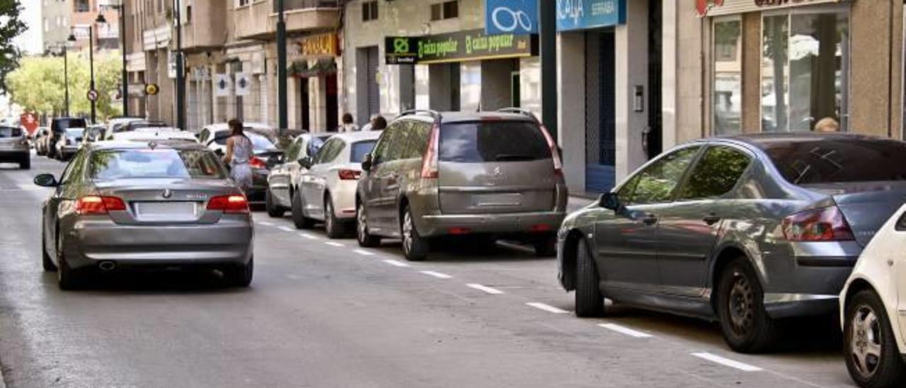 Último tramo de la avenida de la Hispanidad en el que se han cambiado los aparcamientos de batería a cordón.