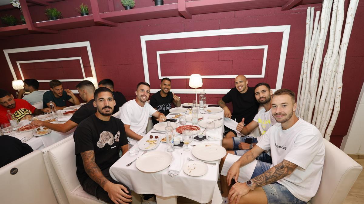 De izquierda a derecha: Valles, Kirian, Jonathan Viera, Sandro, Benito y Loren, ayer en una mesa del restaurante Bodega de la Avenida de la capital grancanaria