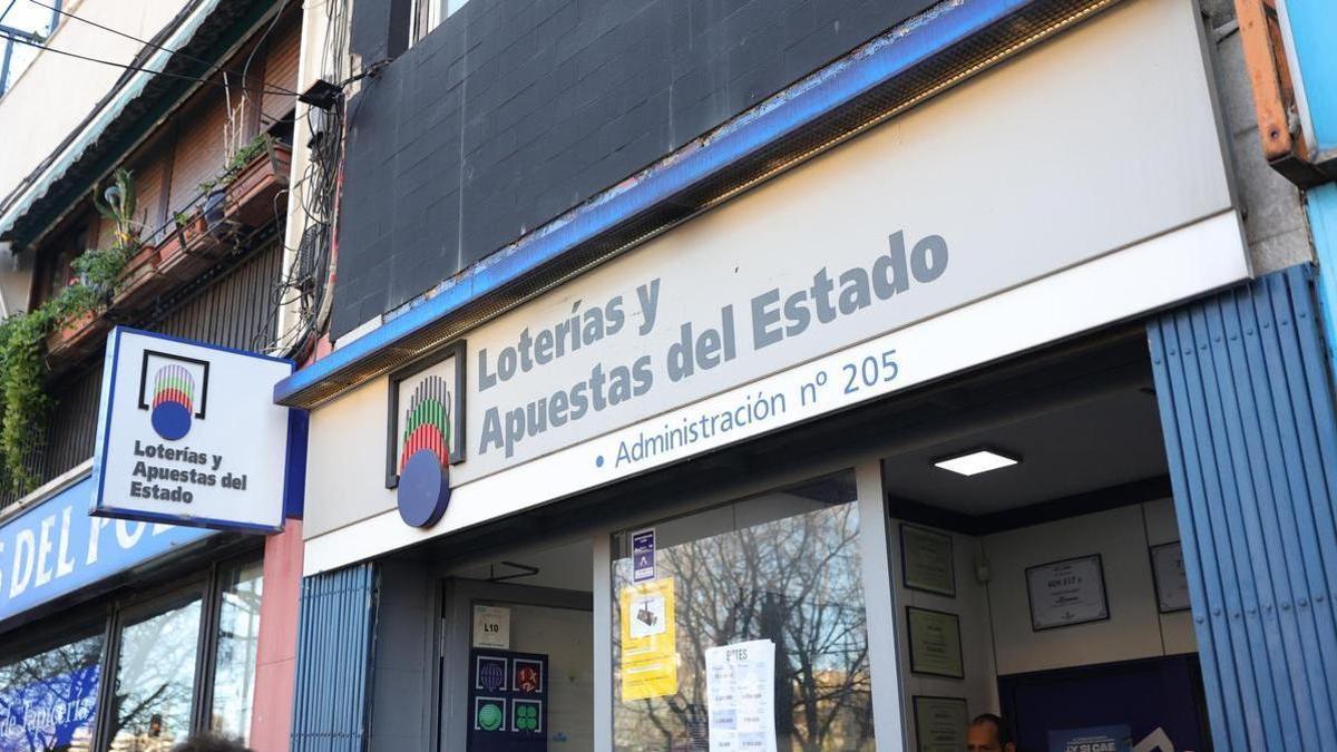 Archivo - Fachada de una Administración de Loterías y Apuestas del Estado.