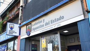 Archivo - Fachada de una Administración de Loterías y Apuestas del Estado.