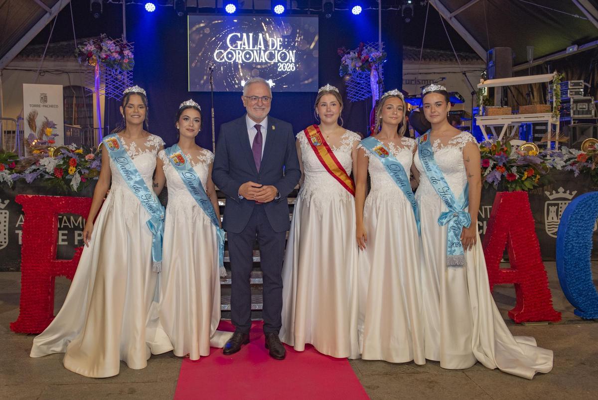 Coronación de la Reina y su Corte de Honor.