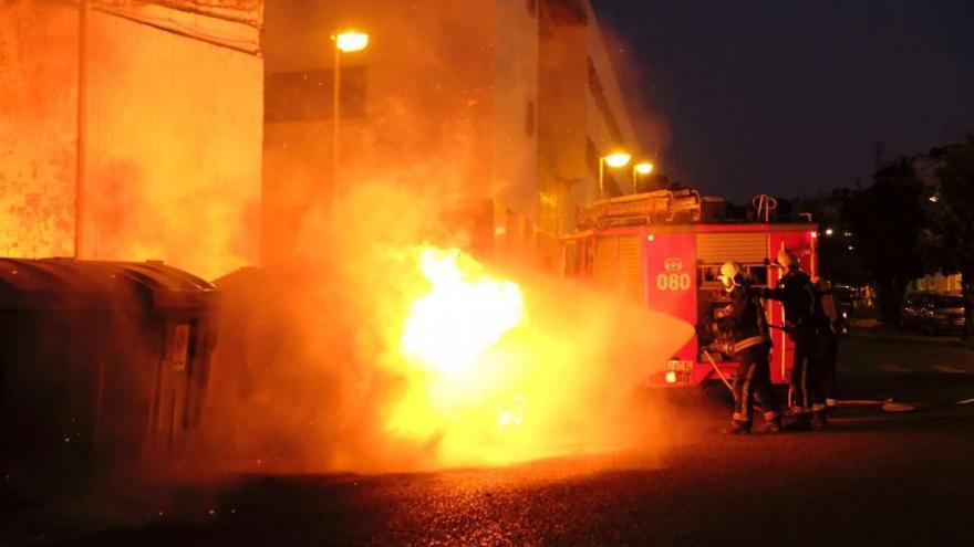 Los bomberos intervienen en un nuevo fuego en contenedores en Acera del Río