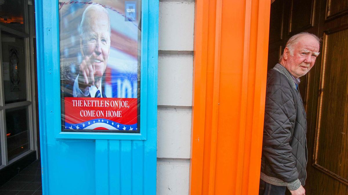 La localidad norirlandesa de Ballina se prepara para la visita del presidente de EEUU, Joe Biden.