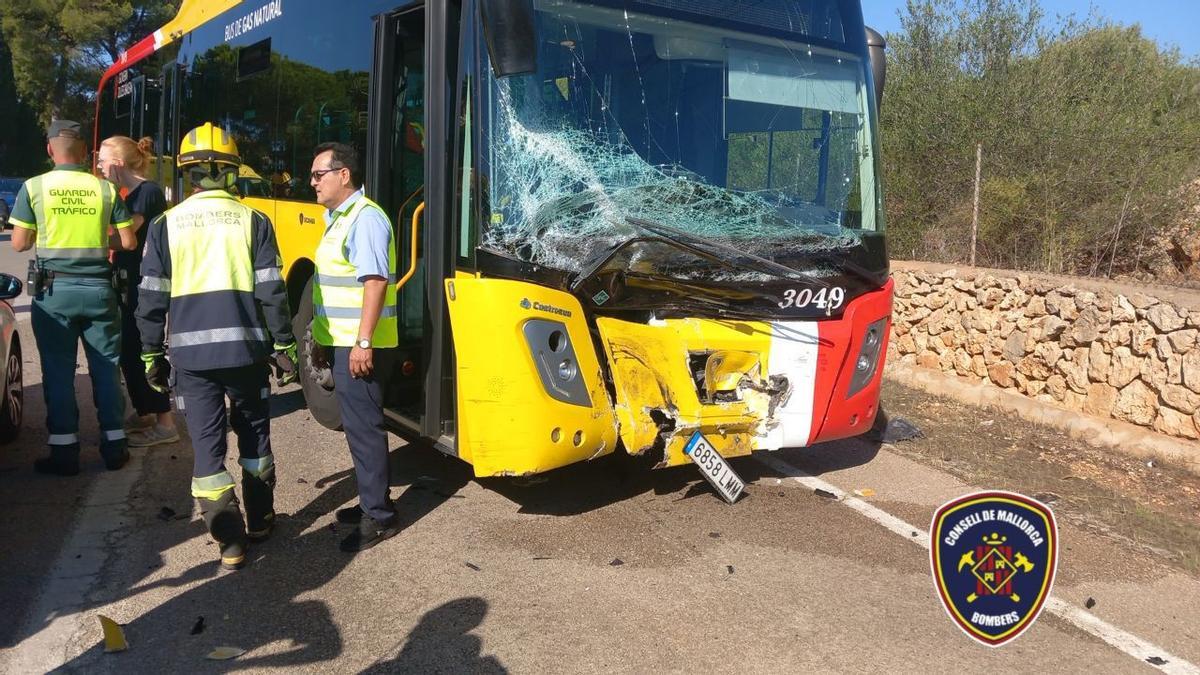 Bombers de Mallorca, junto al conductor del autobús del TIB en el lugar del accidente.