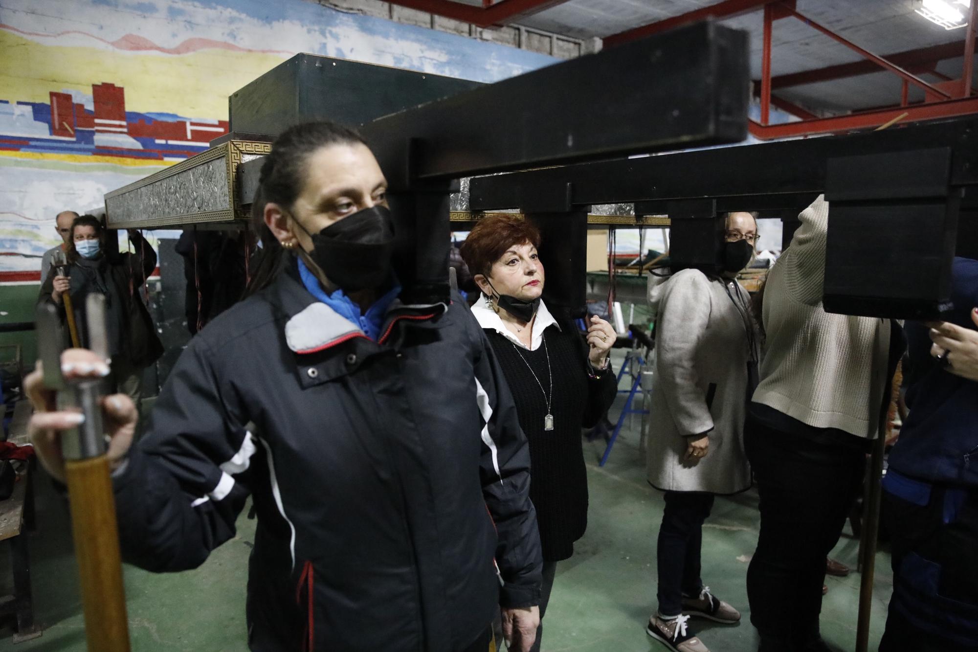 En imágenes: así se preparan en la cofradía de la Santa Vera Cruz de Gijón para las procesiones