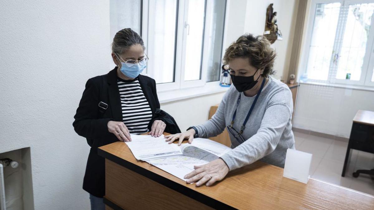 Azucena Marrón, secretaria del colegio Dulce Nombre de Jesús de Oviedo, atiende a la madre María Puente en el inicio del proceso de admisión de alumnos.