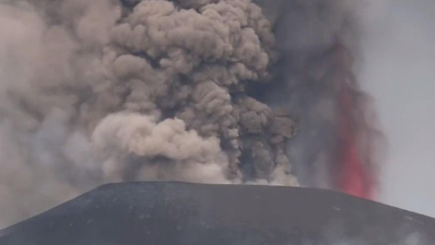 Abundancia de cenizas con algunos relámpagos en el penacho en el volcán de La Palma