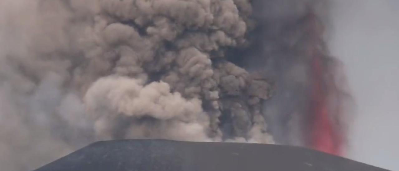 Abundancia de cenizas con algunos relámpagos en el penacho en el volcán de La Palma