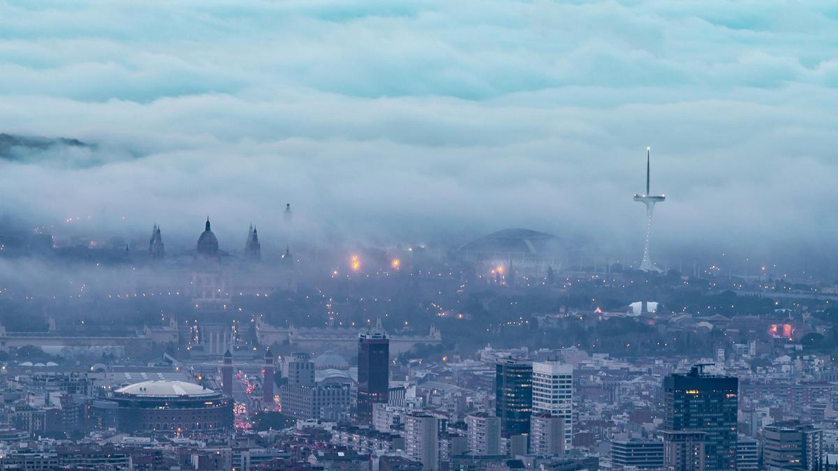 Barcelona amanece sumergida en un espectacular banco de niebla