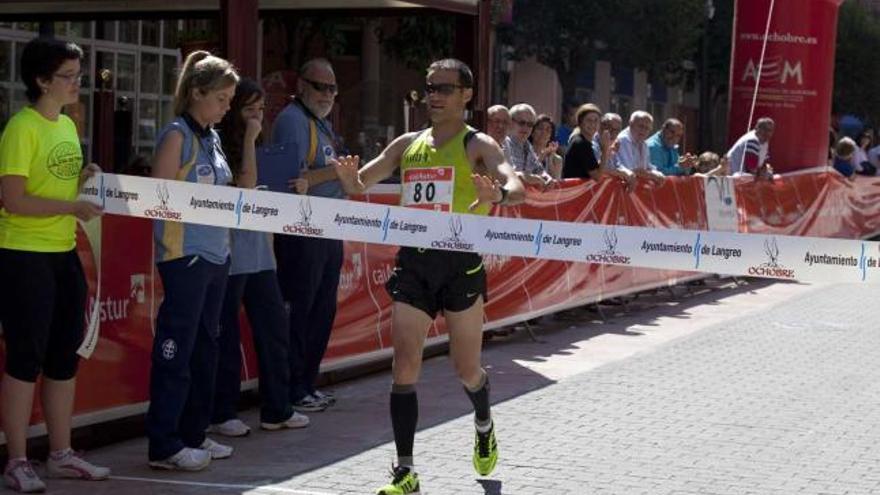 El catalán Óscar Alberich cruza la línea de meta en primera posición.