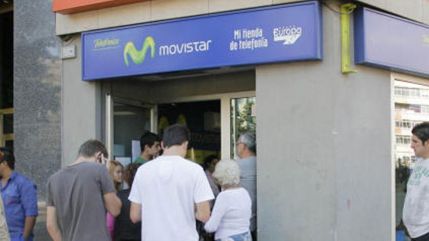 La oficina de Movistar de la plaza de España de Cartagena fue una de la tiendas que más afluencia de público registró durante todo el día de ayer