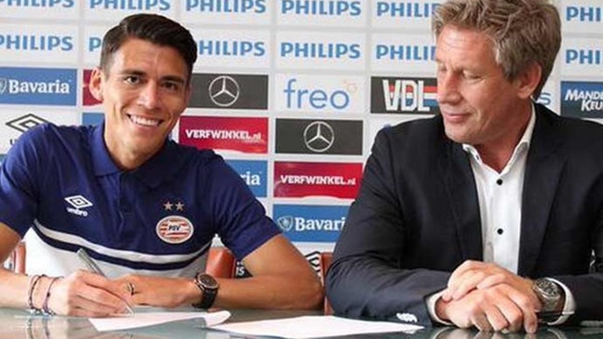 Héctor Moreno firmó este sábado su contrato con el PSV