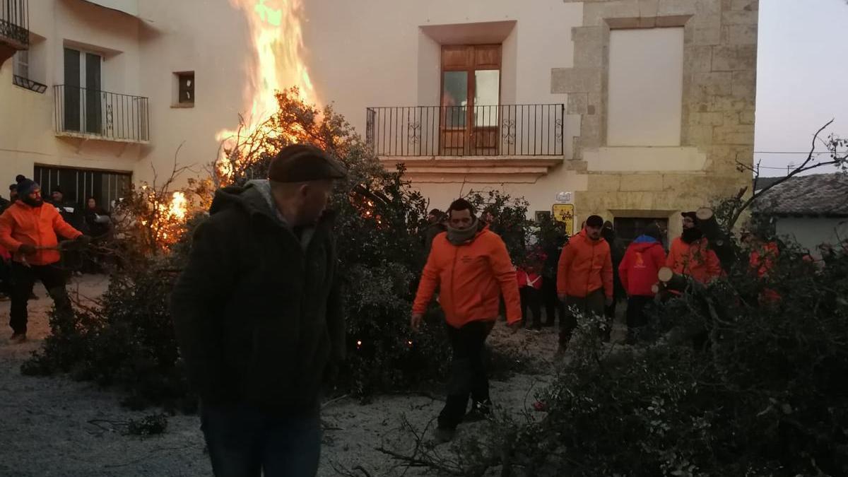 La hoguera de Cinctorres arde y se enciende el municipio de Castellón.