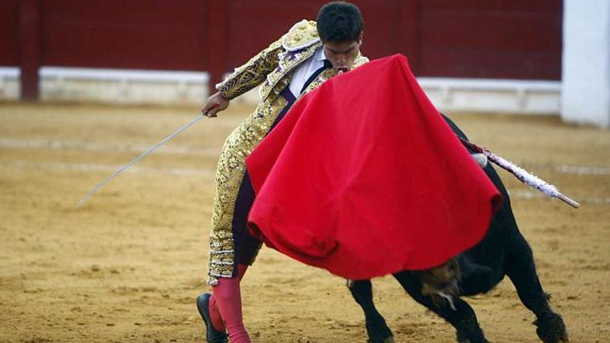 Rubén Pinar con su segundo toro, al que cortó las dos orejas