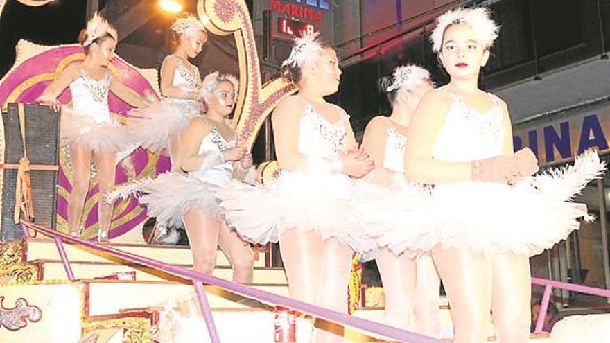 El gran desfile de Peñíscola llena de música y color las principales calles de la localidad