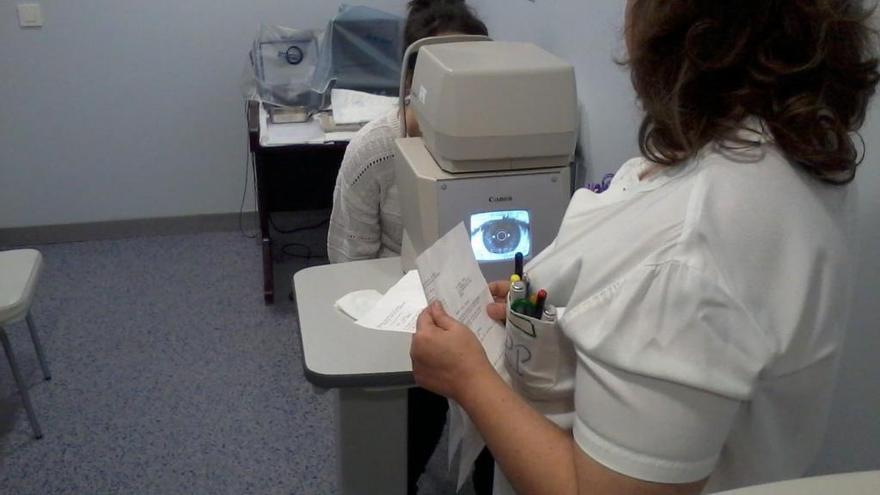 Una paciente y una enfermera en la consulta de oftalmología.