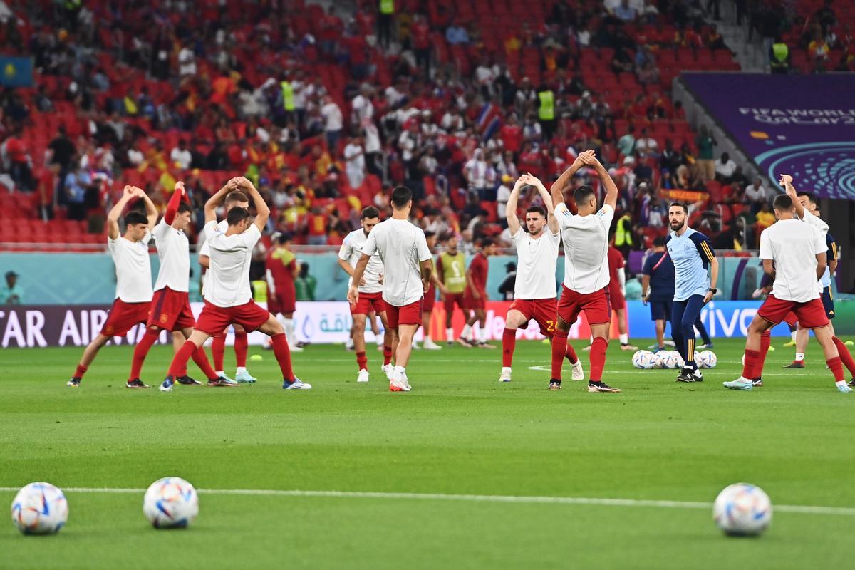 Doha (Qatar), 23/11/2022.- Players of Spain warm up ahead of the FIFA World Cup 2022 group E soccer match between Spain and Costa Rica at Al Thumama Stadium in Doha, Qatar, 23 November 2022. (Mundial de Fútbol, España, Catar) EFE/EPA/Noushad Thekkayil