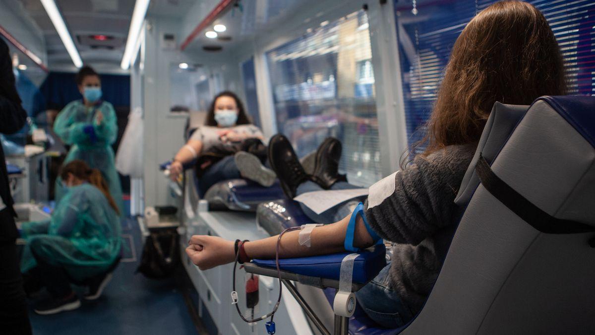 Varias personas durante su donación de sangre