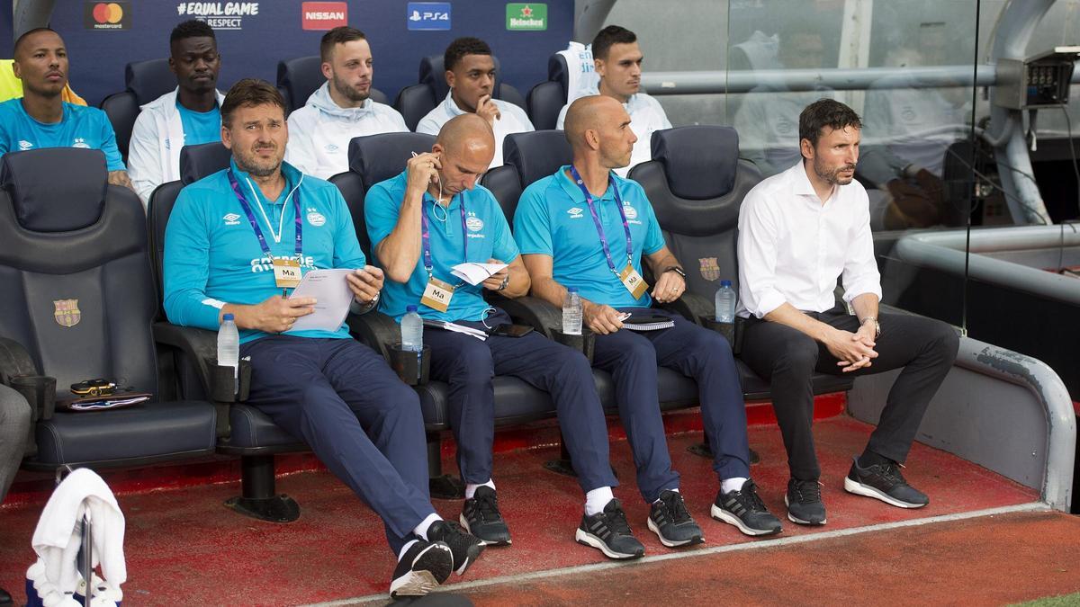 Van Bommel, en el banquillo del Camp Nou en una visita con el PSV.