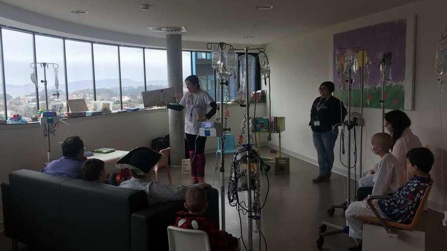 Varios niños diagnosticados de cáncer, acompañados de familiares, en una sala del Alvaro Cunqueiro, en Vigo. // FdV