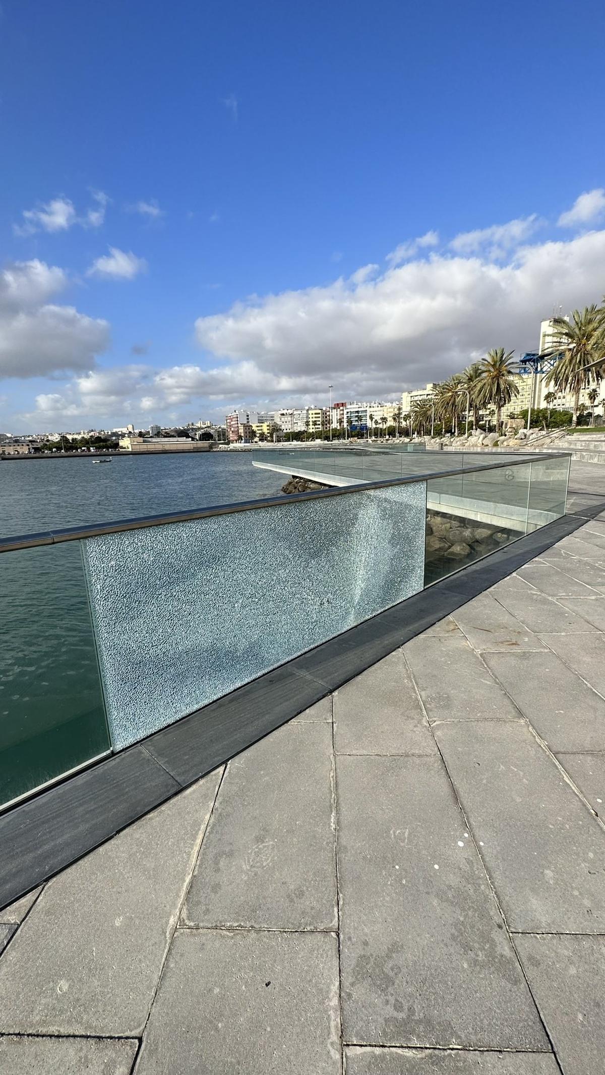 Imagen de los cristales rotos en el frente marítimo de Las Palmas de Gran Canaria.