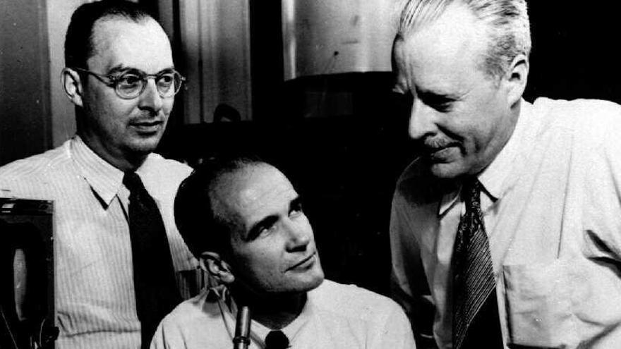 John Bardeen, William Shockley, Walter Brattain, inventores del transistor.