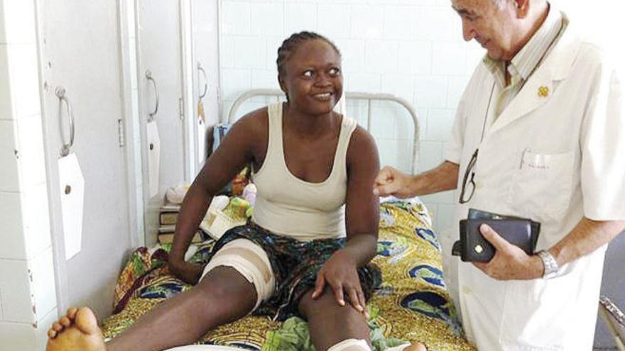 Miguel Pajares atendiendo a una enferma en el Hospital de Monrobia, en el que acabaría enfermando.