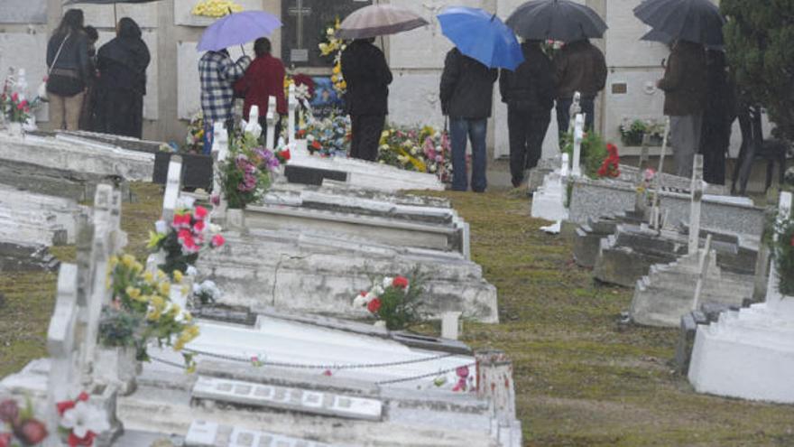 Varias personas en el cementerio de San Amara el primero de noviembre.