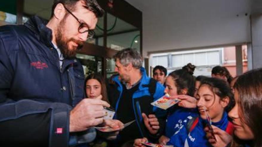 Gedeón Guardiola firma autógrafos a los niños en la puerta del Ayuntamiento de Petrer.