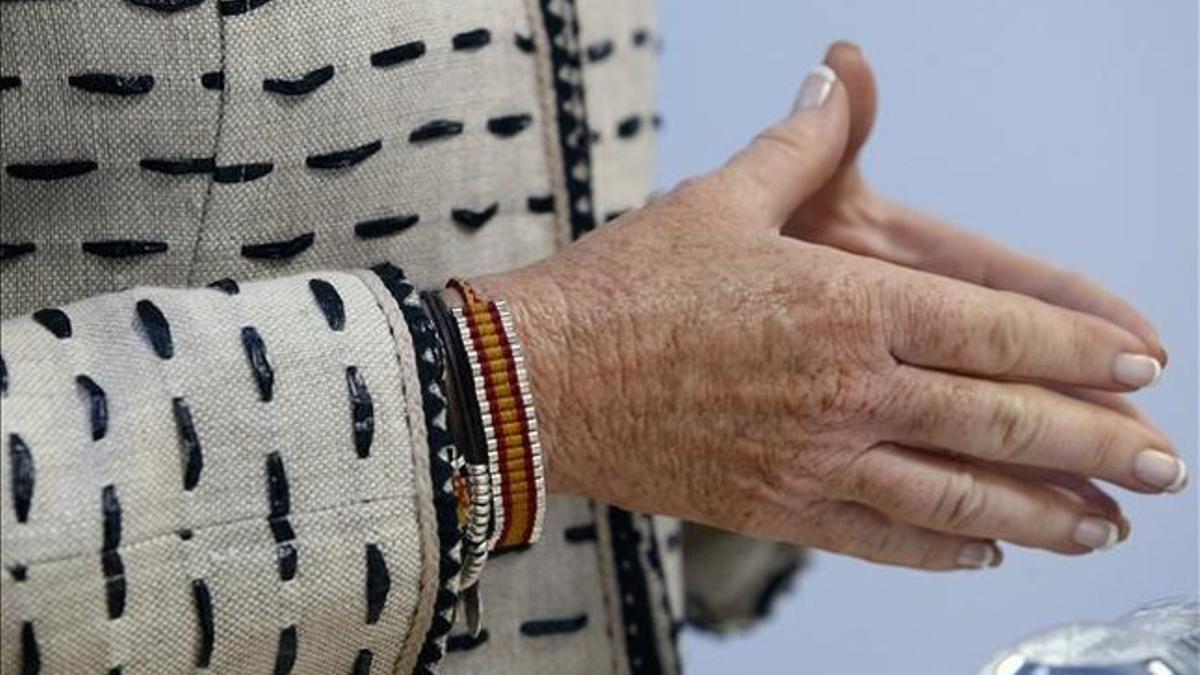 Pulsera rojigualda que lució Esperanza Aguirre en un acto político, en mayo pasado.