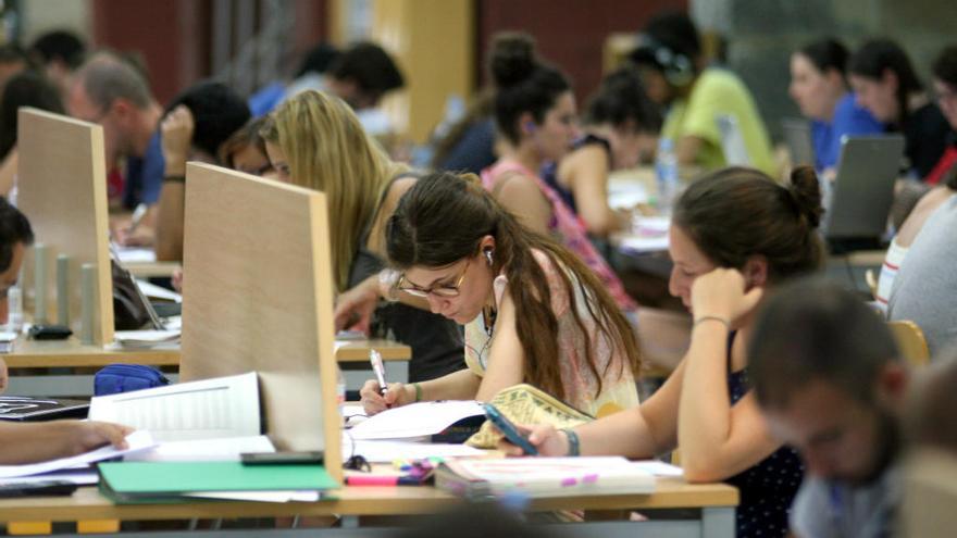 Estudiantes en una sala de estudio