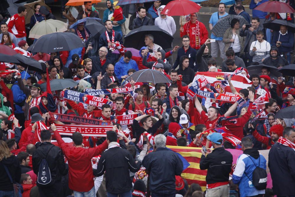 Centenars d'aficionats reben al Girona sota la pluja