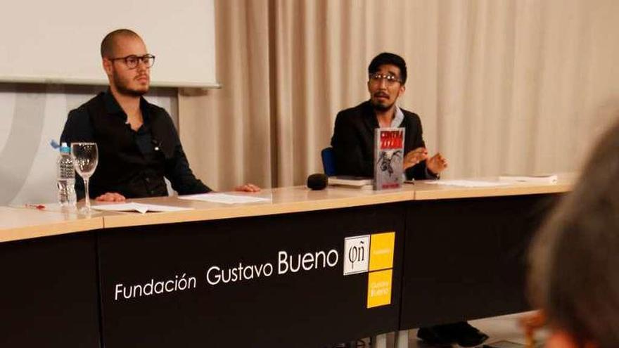 Julen Robledo y Áxel Juárez, ayer, en la Fundación Gustavo Bueno, durante la presentación del libro &quot;Contra Zizek&quot;.