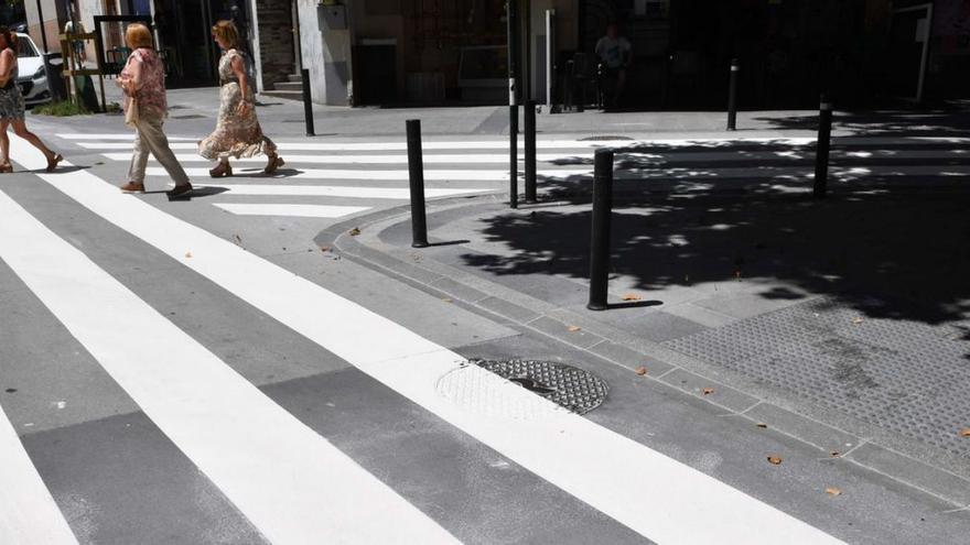 Peatones en el nuevo paso de cebra de la calle San Vicente.  | // VÍCTOR ECHAVE