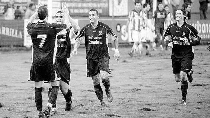 Los jugadores del Marino celebran uno de los goles al Logroñés.