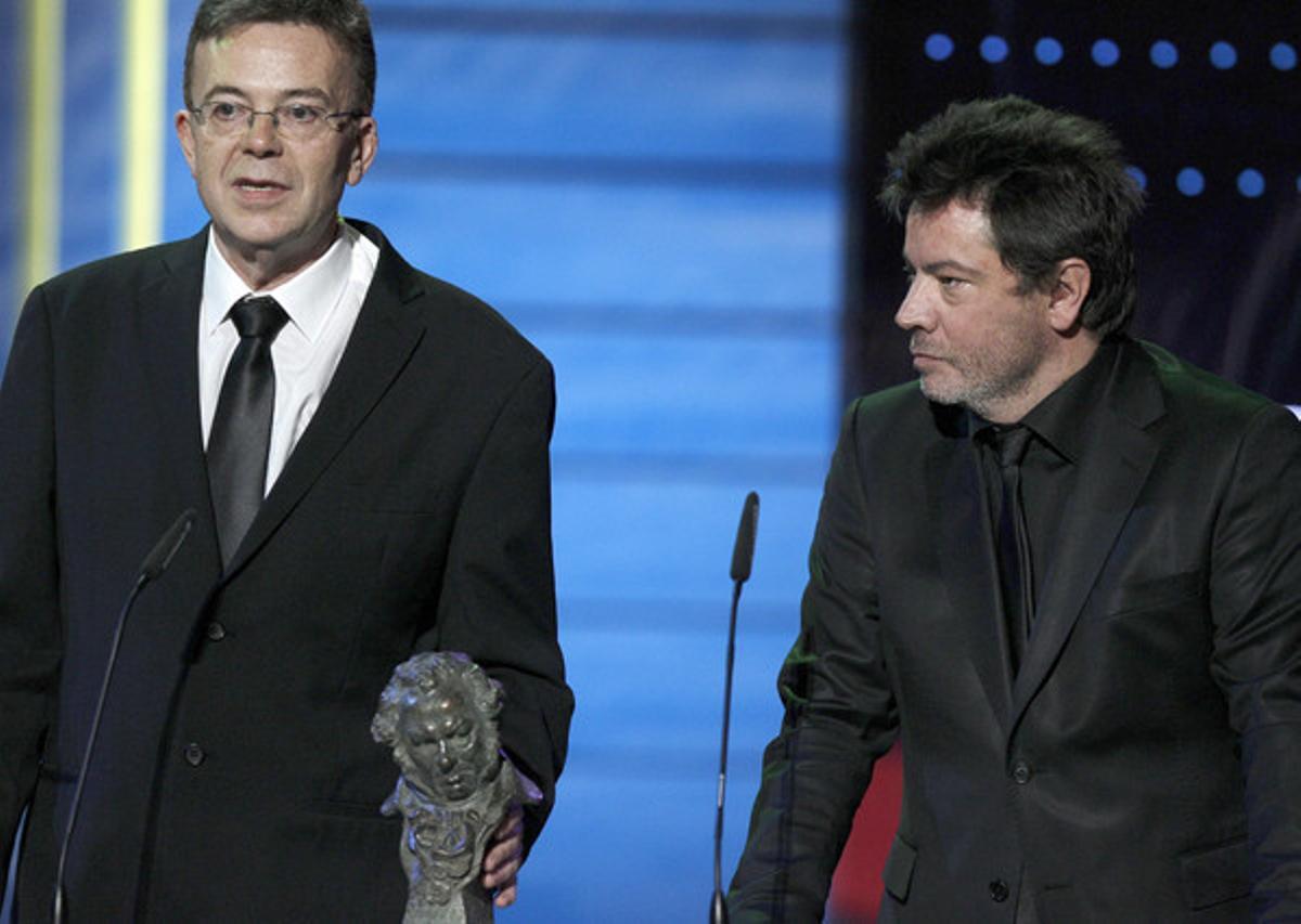 Michel Gaztambide y Enrique Urbizu tras recibir el galardón al mejor guion original por No habrá paz para los malvados.