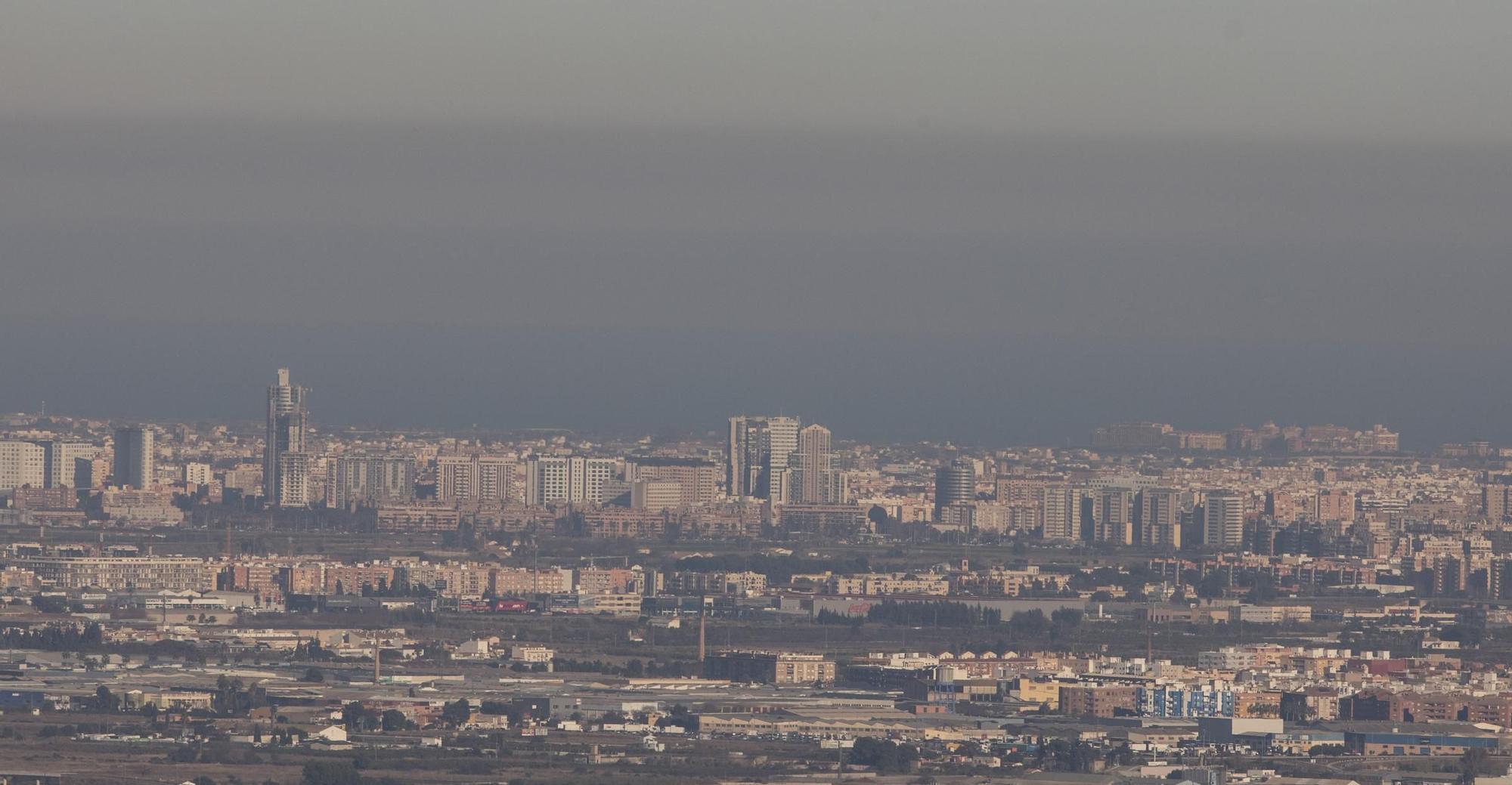 Una "boina" de contaminación cubre València
