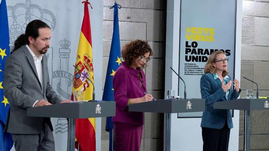 Pablo Iglesias, María Jesús Montero y Nadia Calviño, ayer tras el Consejo de Ministros. // Efe/B. Puig