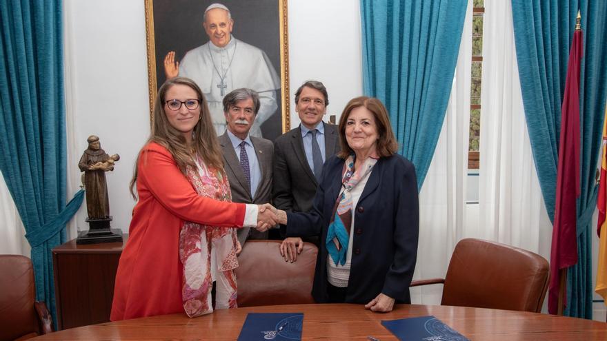 Alicia Santos, directora general de la Fundación Atalaya y María Dolores García, presidenta de la UCAM, tras la firma del acuerdo.