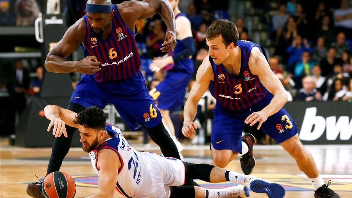 Los azulgranas Singleton y Pangos intentan robar un balón al base del Efes Micic