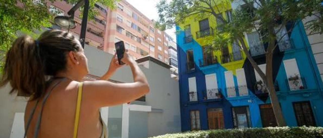 El colorido de la fachada acerca a turistas y vecinos.