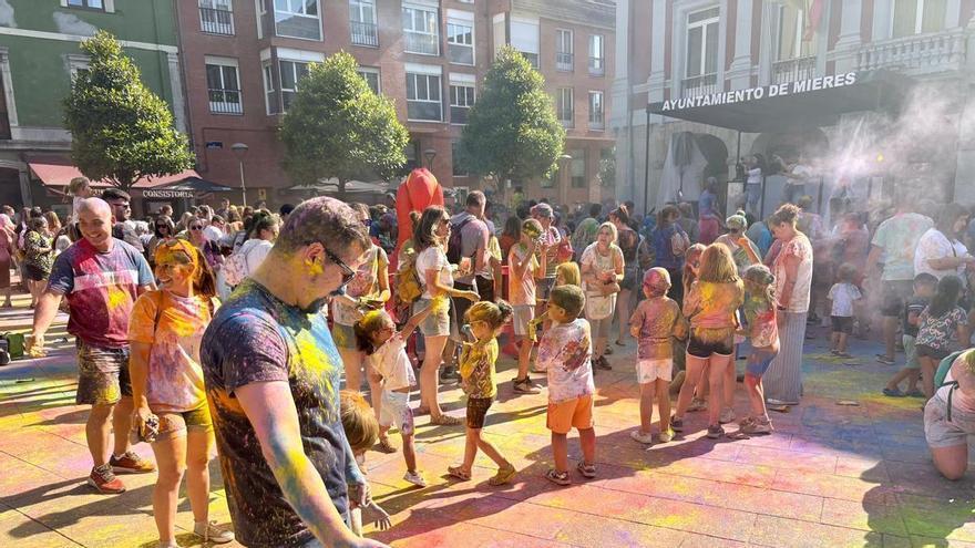 Un fin de semana multicultural y multicolor para abrir San Xuan: cientos de niños (y padres) disfrutan de la "holi party"