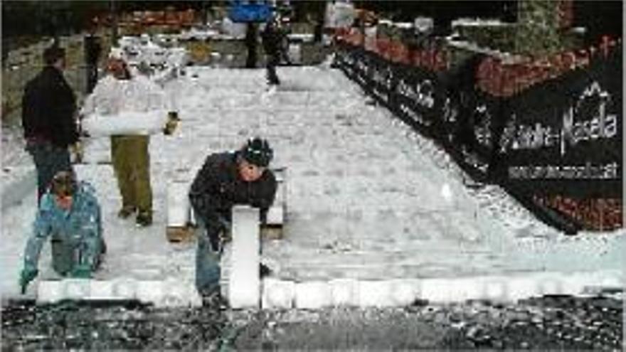 Els operaris preparant aquests dies la pista d&#039;esquí amb barres de gel