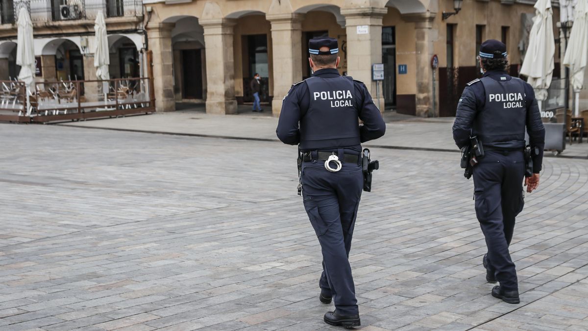 Agentes de la policía local patrullando en Cáceres.