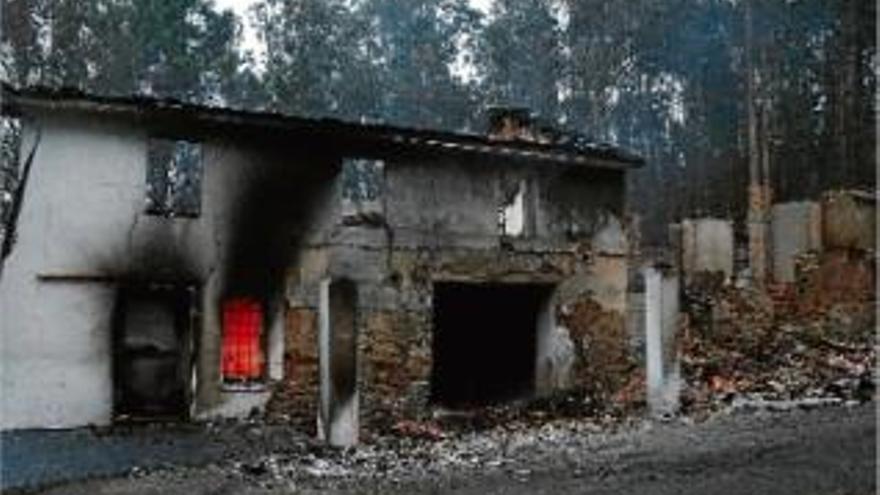 Una de les propietats afectades pels incendis que assoten Cantàbria i Astúries.