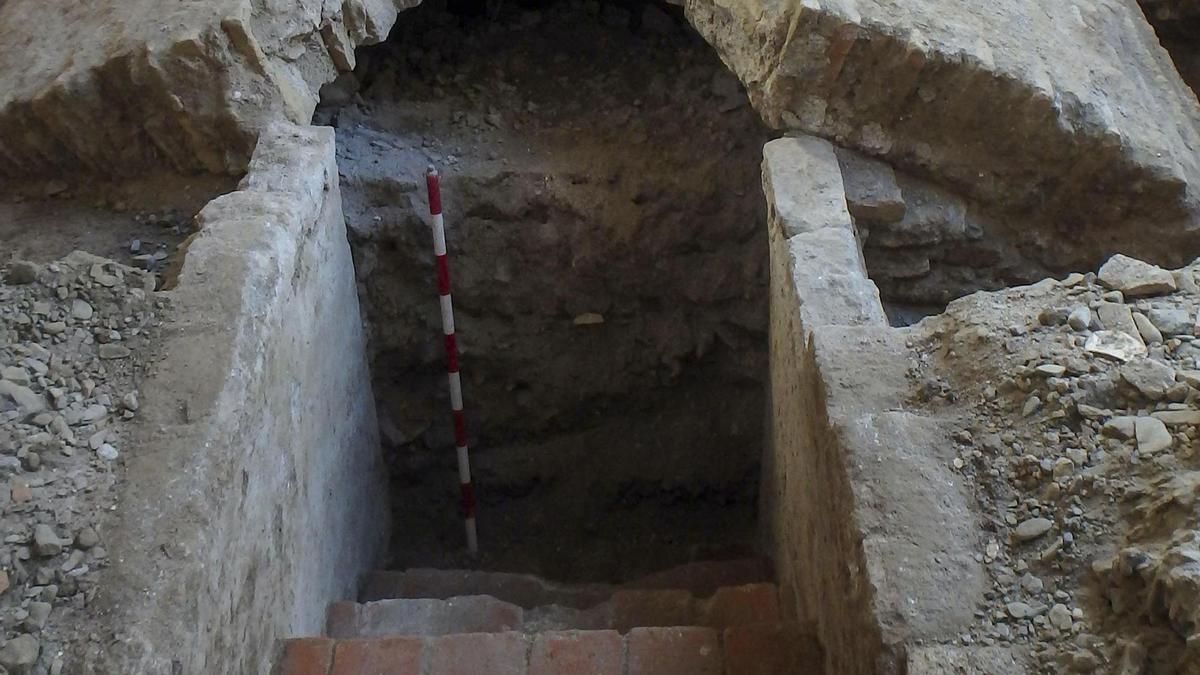 Fotografía de una de las criptas halladas en el subsuelo del antiguo convento de San Agustín de Málaga.