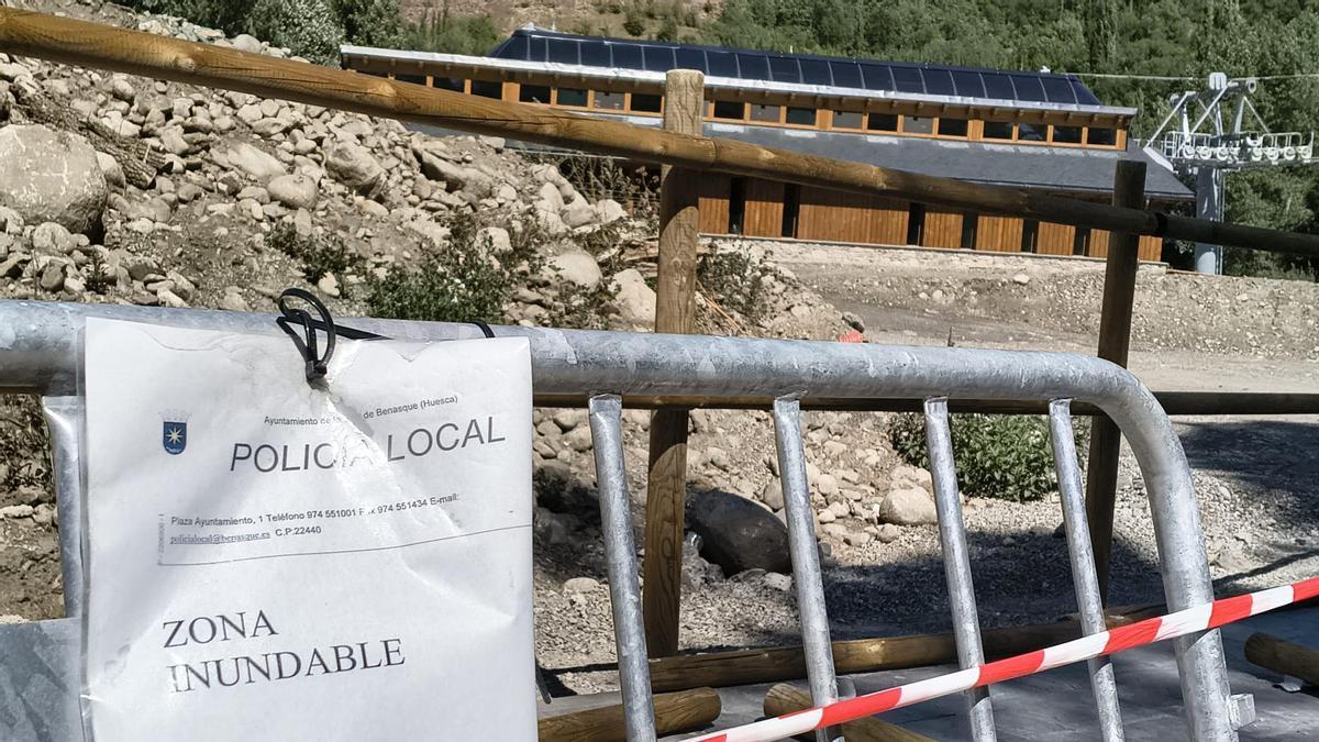 La señal de zona inundable instalada por la Policía Local de Benasque junto al telecabina.