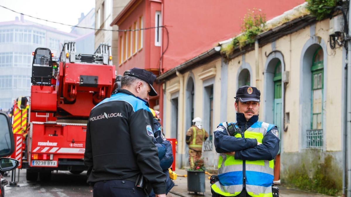 Agentes y bomberos en una intervención anterior.