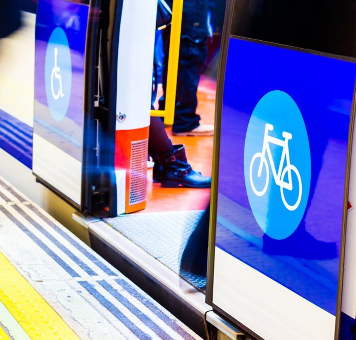 Solo podrá transportarse hasta un máximo de una bibicleta por persona, entre otras normas y restricciones