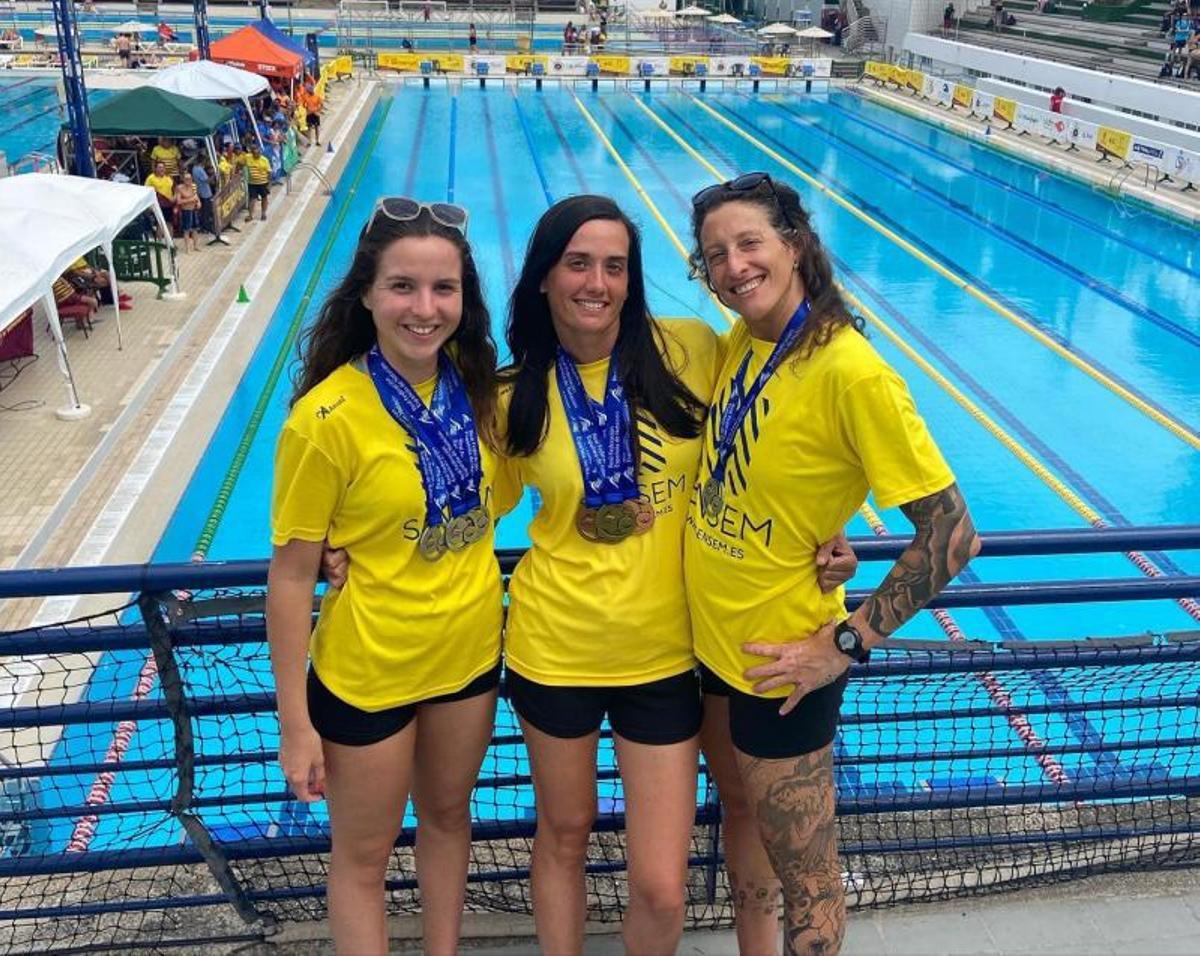 Marta Gimeno, María Benavent y Ana Navarro, con las medallas conseguidas en el nacional. | LEVANTE-EMV